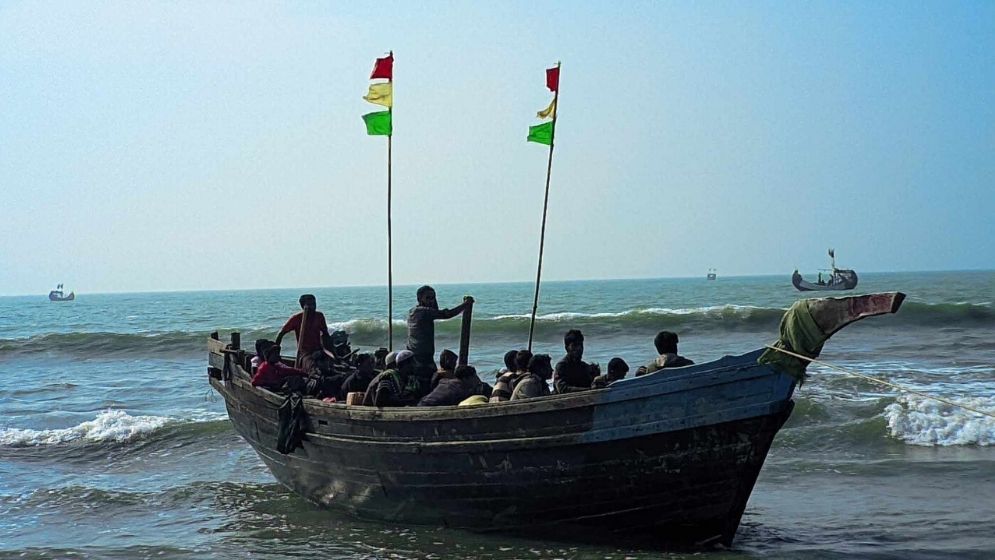 অনুপ্রবেশকালে নৌকাডুবি, ২৫ রোহিঙ্গা উদ্ধার, বিজিবি সদস্য নিখোঁজ