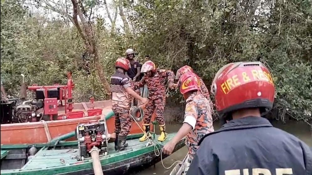 সুন্দরবনে আগুন, ঘটনাস্থলে পৌঁছাতে পারেনি ফায়ার সার্ভিস