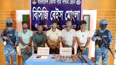 মোংলায় বাণিজ্যিক জাহাজে চুরির সময় অস্ত্রসহ আটক ৫