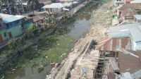 দখলদারদের ‘সুবিধা’ দিতে পৌরসভার খাল খনন বন্ধ