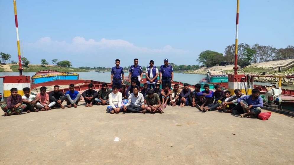 সুনামগঞ্জে অবৈধভাবে বালু উত্তোলনকালে  আটক ২১