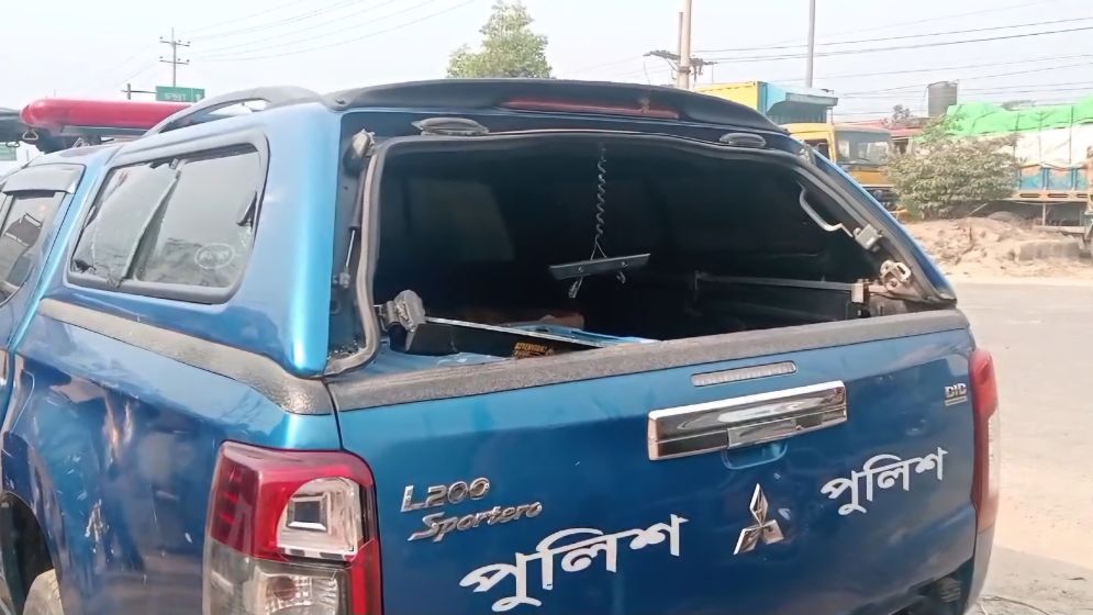 আশুলিয়ায় পুলিশের ওপর হামলা, গাড়ি ভাঙচুর