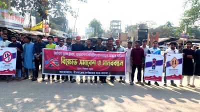 বীরগঞ্জে অবৈধ ডাম্প ট্রাক বন্ধের দাবিতে বিক্ষোভ