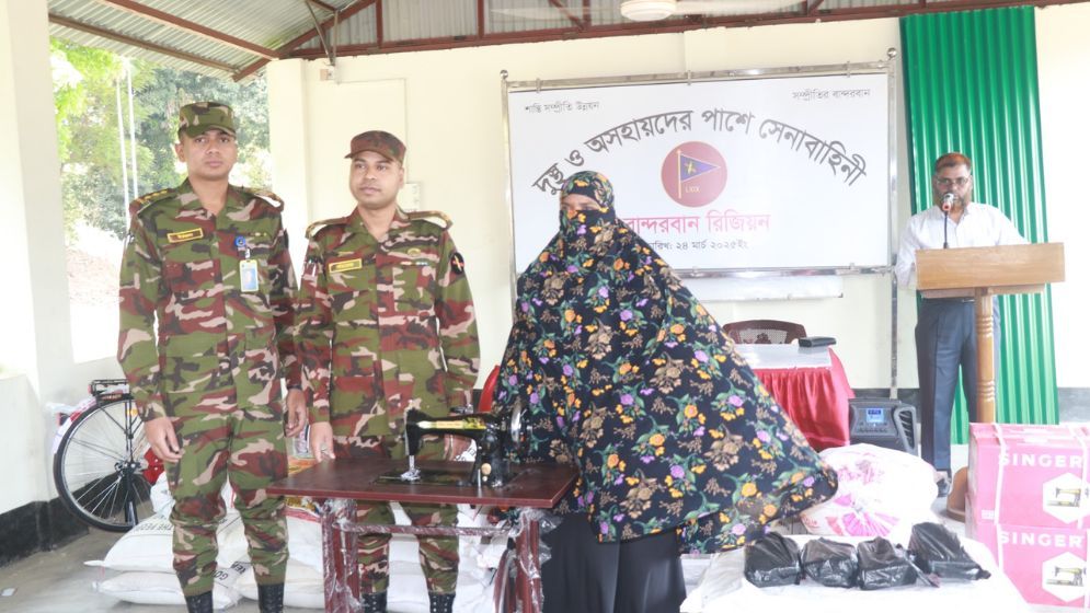বান্দরবানে সেনা রিজিয়নের মানবিক সহায়তা বিতরণ