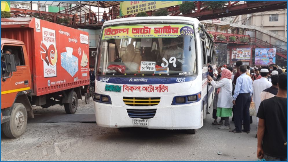ট্রাফিকের দায়িত্বরত শিক্ষার্থীকে ধাক্কা দিল যাত্রীবাহী বাস
