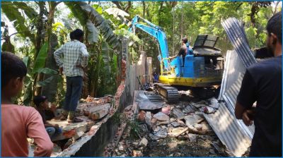 সড়কের জায়গা দখল করে প্রাচীর নির্মাণ, ভেঙে দিলেন ভ্রাম্যমাণ আদালত