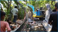 সড়কের জায়গা দখল করে প্রাচীর নির্মাণ, ভেঙে দিলেন ভ্রাম্যমাণ আদালত