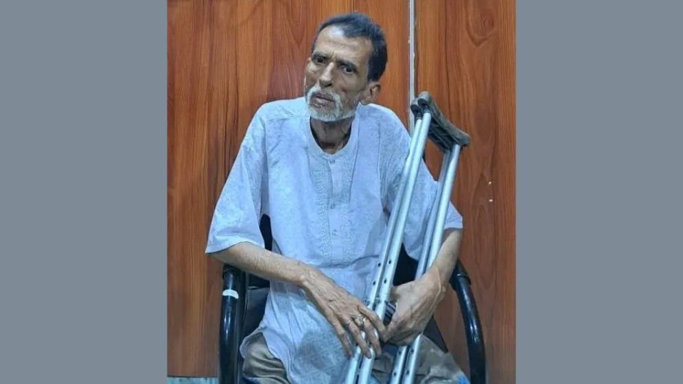 থানার গেটে মাদকের কারবার