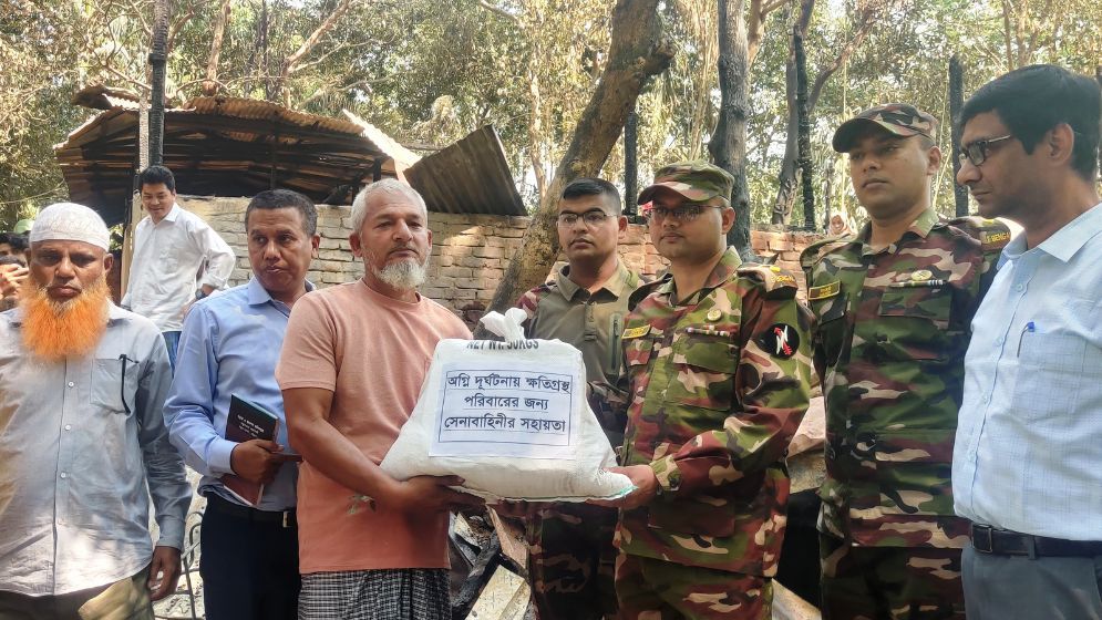 বান্দরবানে আগুনে ক্ষতিগ্রস্তদের সেনাবাহিনীর সহায়তা