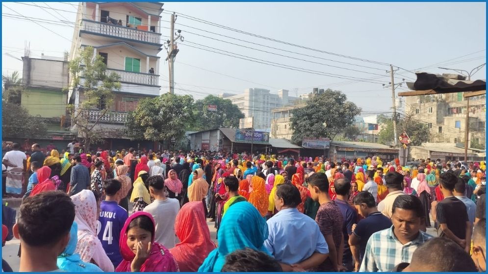 সাভারে সড়ক অবরোধ করে শ্রমিকদের বিক্ষোভ