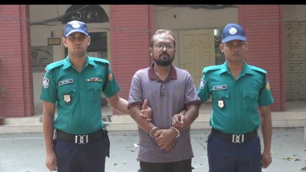 টেস্ট ড্রাইভের কথা বলে গাড়ি ছিনতাই, অস্ত্রসহ গ্রেপ্তার ১