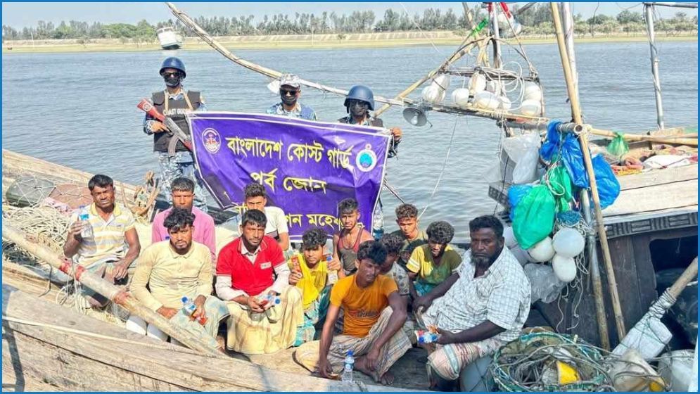 সাগরে ভাসছিলেন ১২ জেলে, ৯৯৯-এ কল পেয়ে উদ্ধার