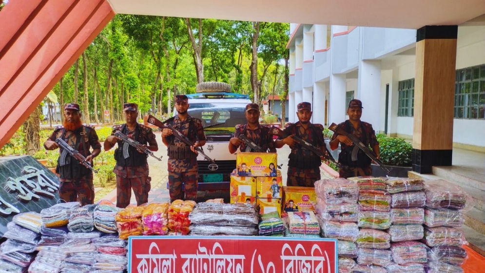 কুমিল্লায় ৫৬ লাখ টাকার ট্রাকসহ ভারতীয় চোরাচালানি পণ্য আটক