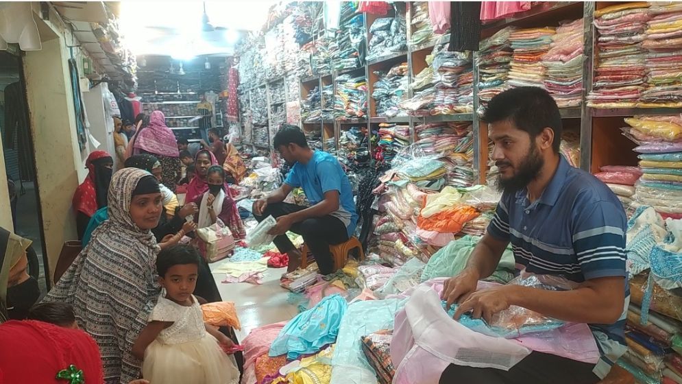 নওগাঁয় জমে উঠেছে ঈদবাজার, পছন্দের শীর্ষে ‘আলিয়া কাট’ গাউন