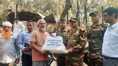 বান্দরবানে আগুনে ক্ষতিগ্রস্তদের সেনাবাহিনীর সহায়তা