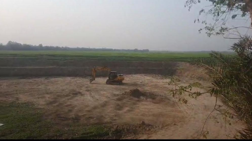 রাতের অন্ধকারে কৃষি জমিতে পুকুর খনন