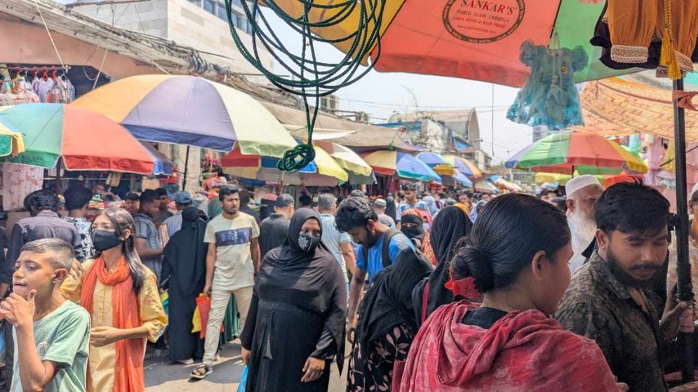 ছুটির দিনে ক্রেতাদের উপচে পড়া ভিড়