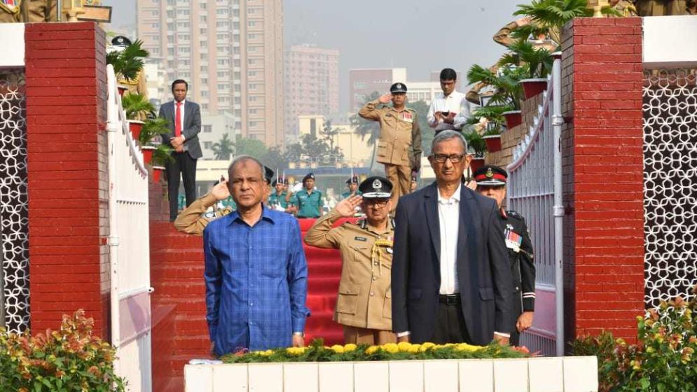 রাজারবাগ পুলিশ স্মৃতিসৌধে স্বরাষ্ট্র উপদেষ্টার শ্রদ্ধা