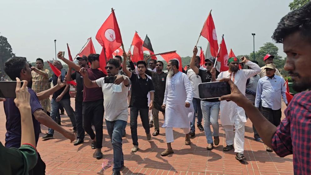 স্মৃতিসৌধে আ.লীগের পক্ষে ঝটিকা মিছিল, আটক ৩