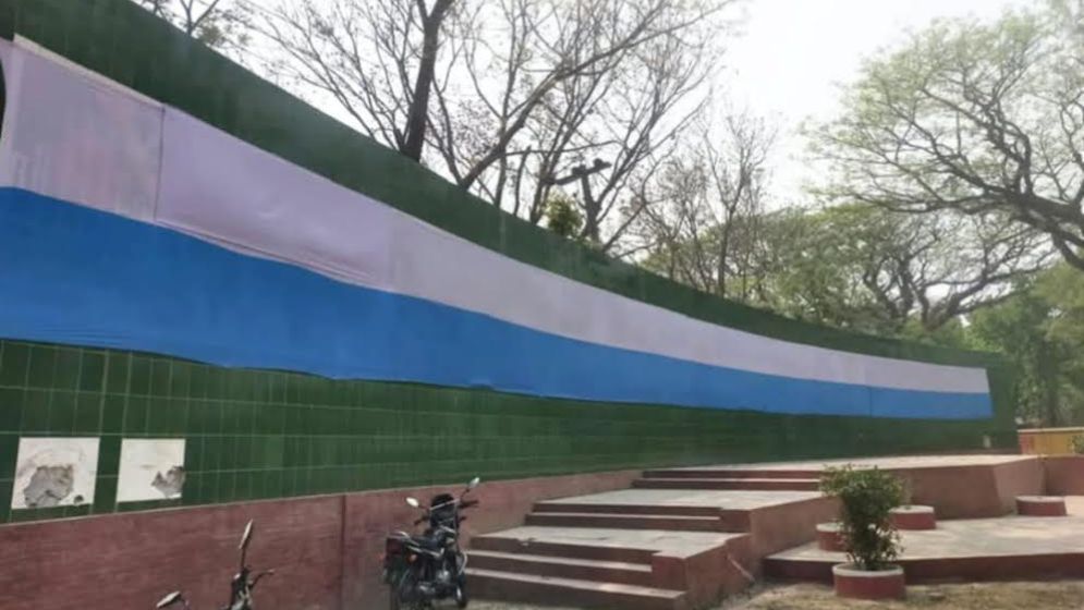 ‘অনেকের আপত্তিতে’ কাপড়ে ঢাকা হলো মুক্তিযুদ্ধের ম্যুরাল!