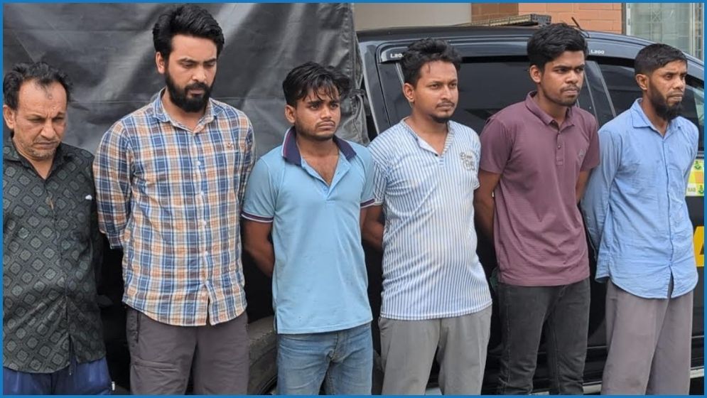 টিকিটের কৃত্রিম সংকট তৈরি করত চক্রটি