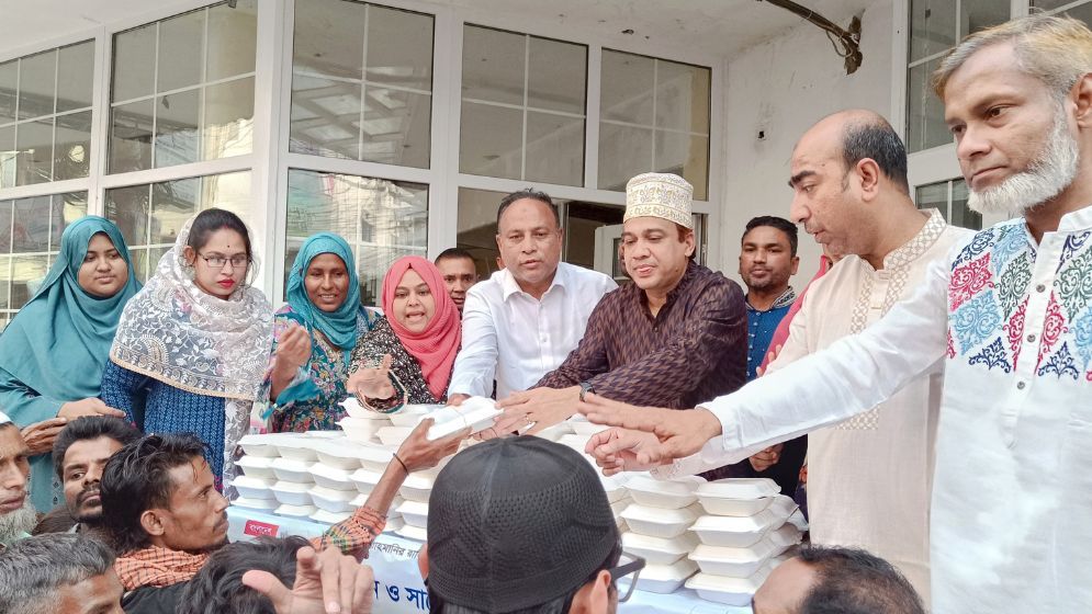 সিলেটে মহিলা দলের ইফতার বিতরণ