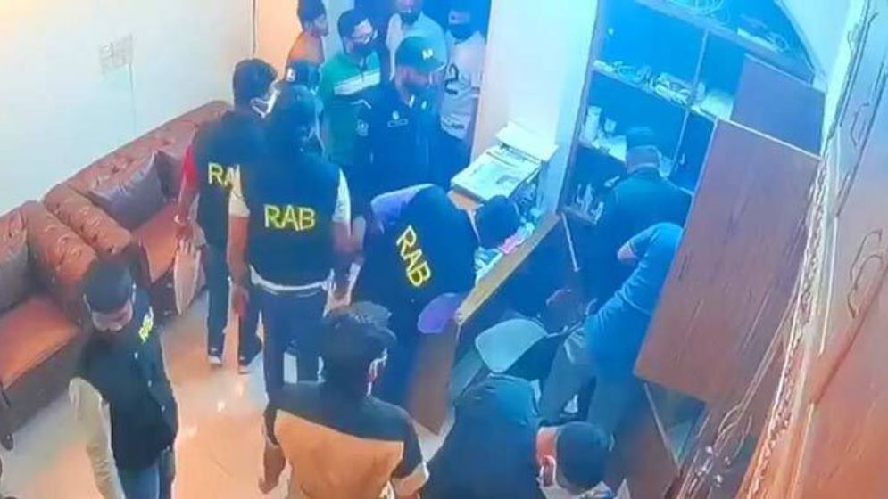 ধানমন্ডিতে ব্যবসায়ীর বাসায় দুর্ধর্ষ ডাকাতি, গ্রেপ্তার ৪