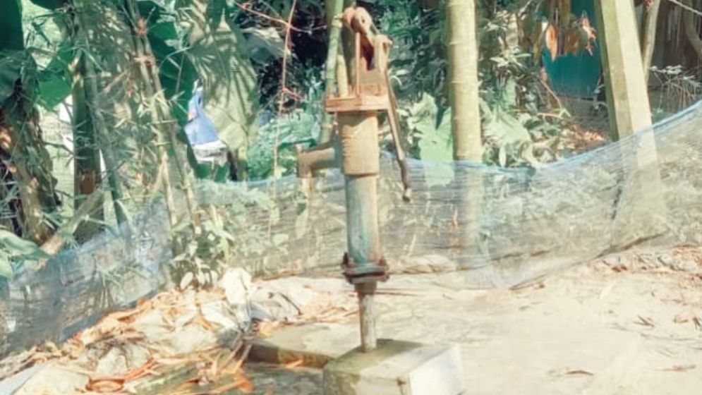 গভীর নলকূপে পানি উঠছে না, ভোগান্তি পোহাচ্ছে মানুষ