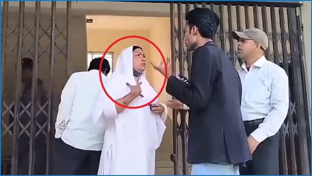 ‘তুই সাংবাদিক তো কী হইছিস, তোকে স্যান্ডেল খুলে পিটাব’