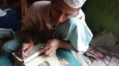৪০ বছর ধরে কোরআন বাঁধাইয়ের কাজ করেন শাহে আলম