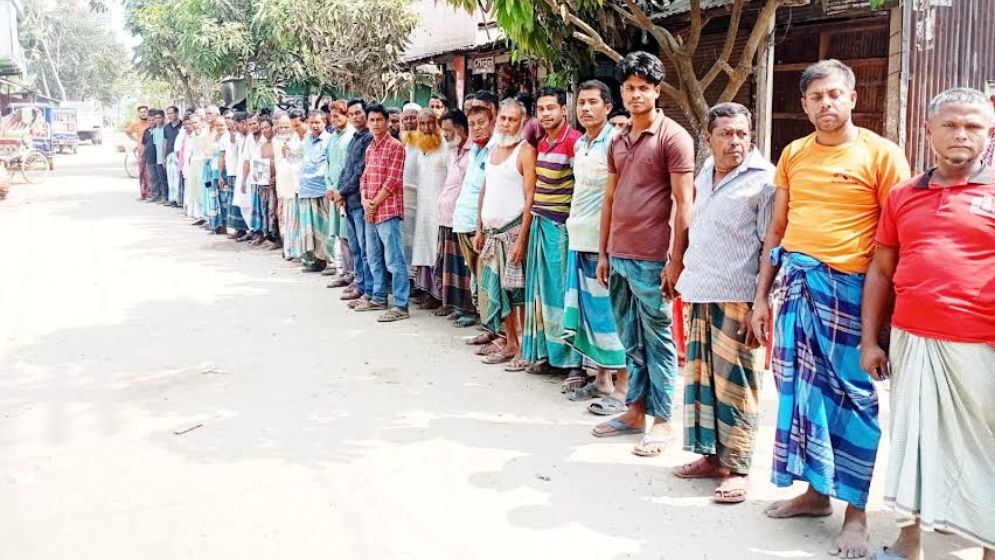 চাঁদা না দিলে মাথায় পিস্তল ঠেকিয়ে ভয় দেখানো হয়