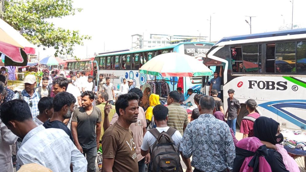 ঈদযাত্রায় চন্দ্রায় ঘরমুখো মানুষের ঢল