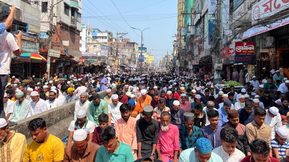 হাজীগঞ্জ বড় মসজিদে জুমাতুল বিদায় লক্ষাধিক মুসল্লি