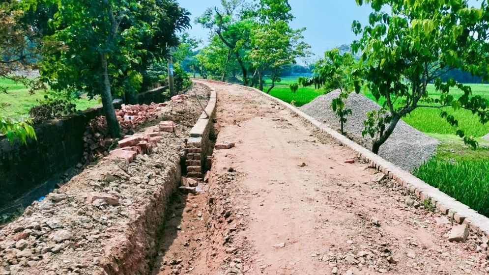 রাস্তার কাজে অনিয়ম, প্রতিবাদ করায় প্রাণনাশের হুমকি