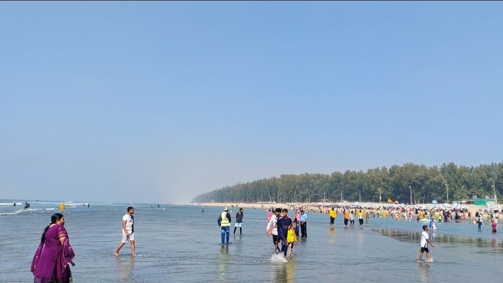 পর্যটক বরণের প্রস্তুতিতে মুখর কক্সবাজার