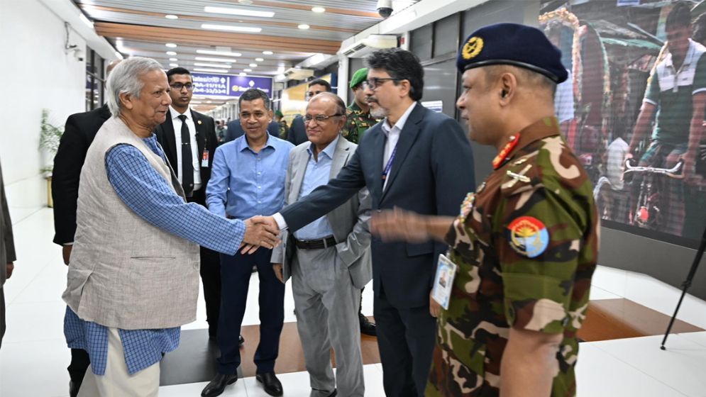 দেশে ফিরলেন প্রধান উপদেষ্টা