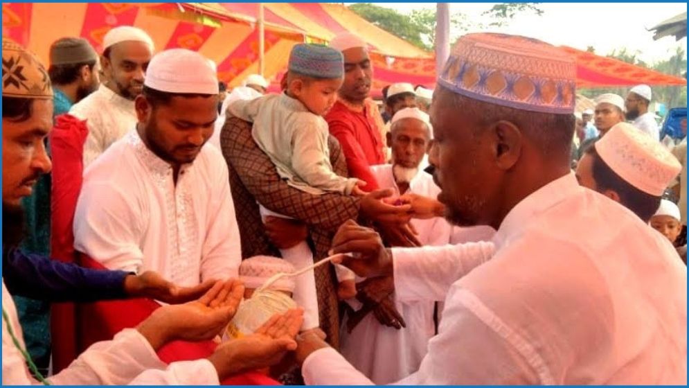 ঈদের মাঠে ব্যতিক্রমী আয়োজন, মধু দিয়ে আপ্যায়ন