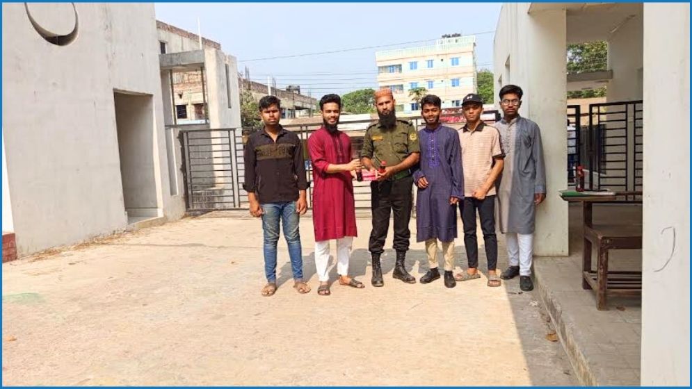 নিরাপত্তাকর্মীদের সঙ্গে ঈদের আনন্দ ভাগাভাগি করলো কুবি ছাত্রশিবির