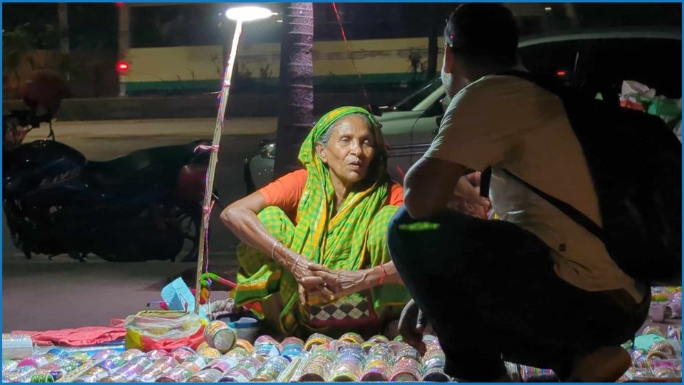 ফুটপাতের আলো-আঁধারে এক মায়ের জীবনসংগ্রাম