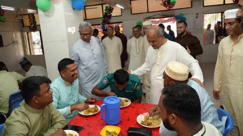 রাজারবাগে পুলিশ সদস্যদের সাথে স্বরাষ্ট্র উপদেষ্টার শুভেচ্ছা বিনিময়