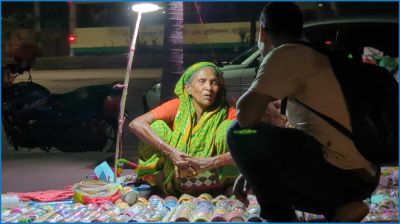 ফুটপাতের আলো-আঁধারে এক মায়ের জীবনসংগ্রাম