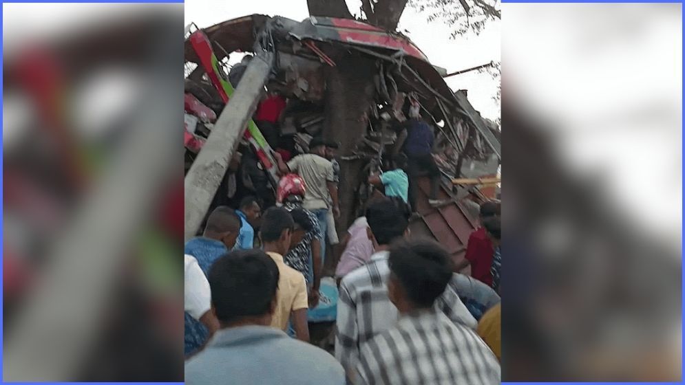 কুমিল্লায় গাছের সাথে বাসের ধাক্কা, নিহত ৩
