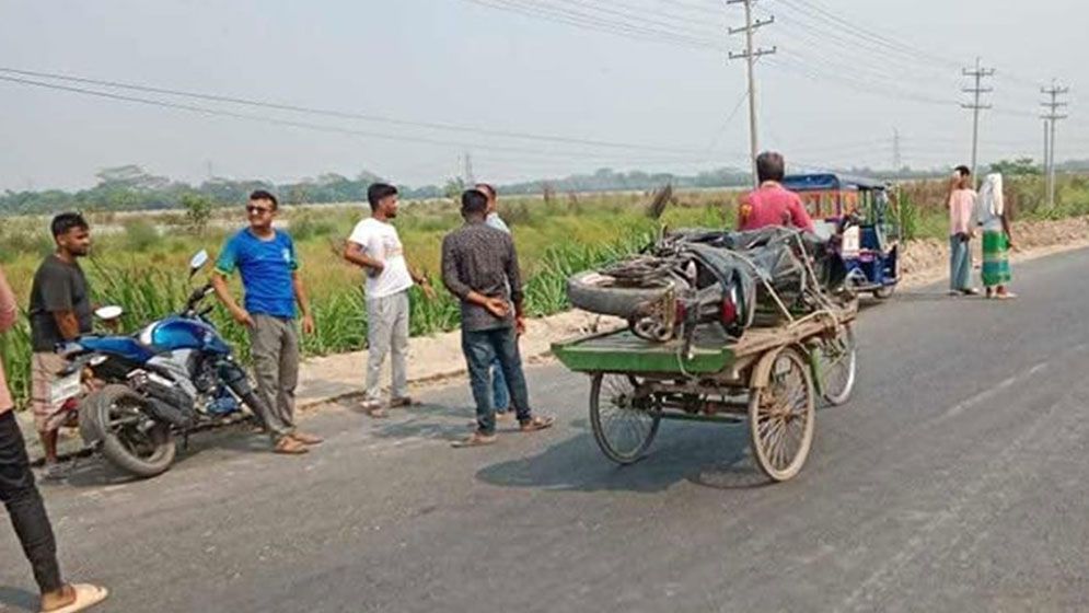 ২ মোটরসাইকেলের মুখোমুখি সংঘর্ষ, প্রাণ গেল ৪ জনের