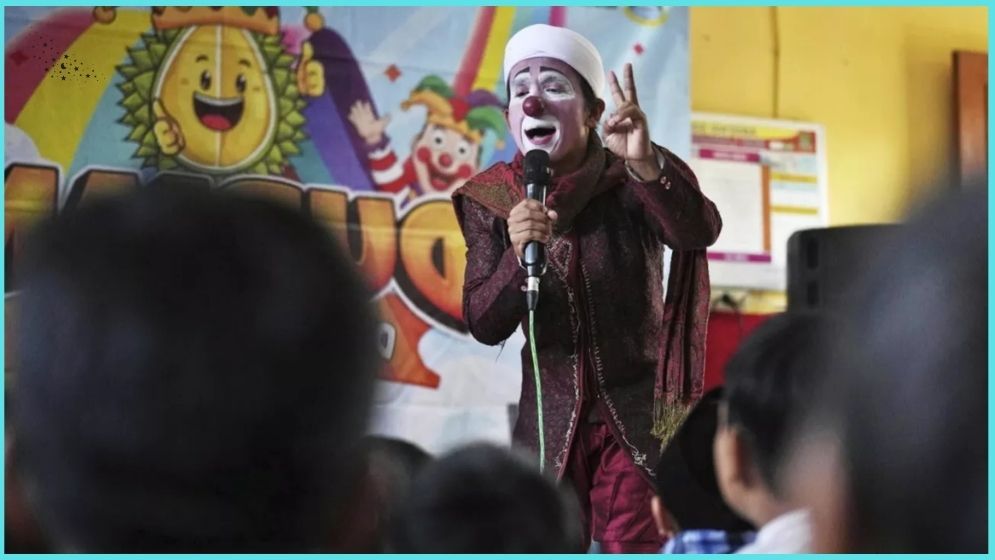 কৌতুকের মাধ্যমে শিশুদের ইসালামি শিক্ষা দিচ্ছেন তিনি