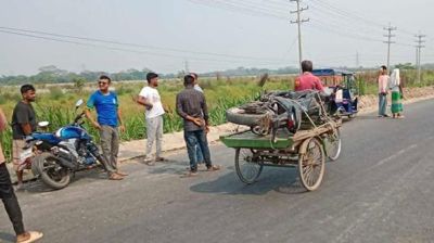 ২ মোটরসাইকেলের মুখোমুখি সংঘর্ষ, প্রাণ গেল ৪ জনের