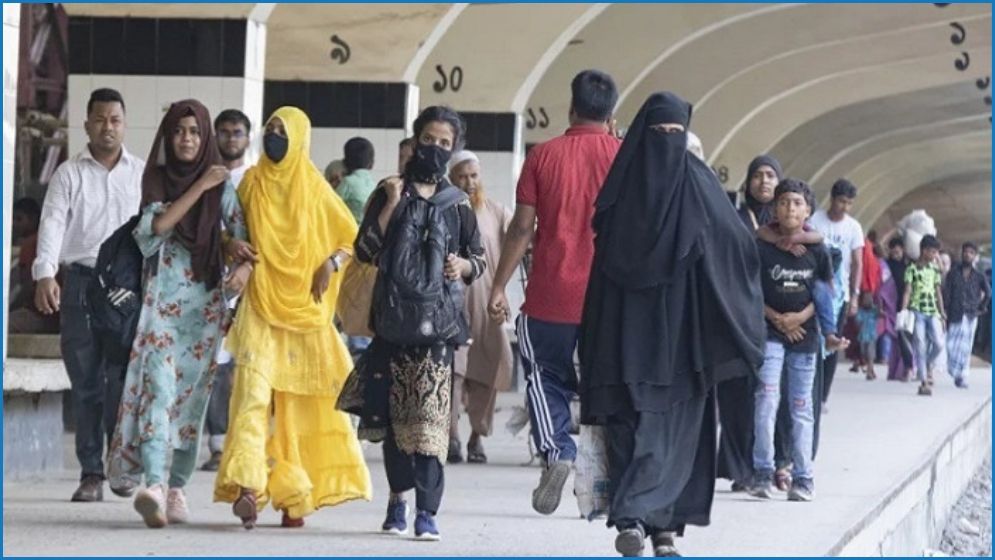 ঢাকায় ফিরতে শুরু করেছে মানুষ, আজও ঢাকা ছাড়ছেন অনেকে