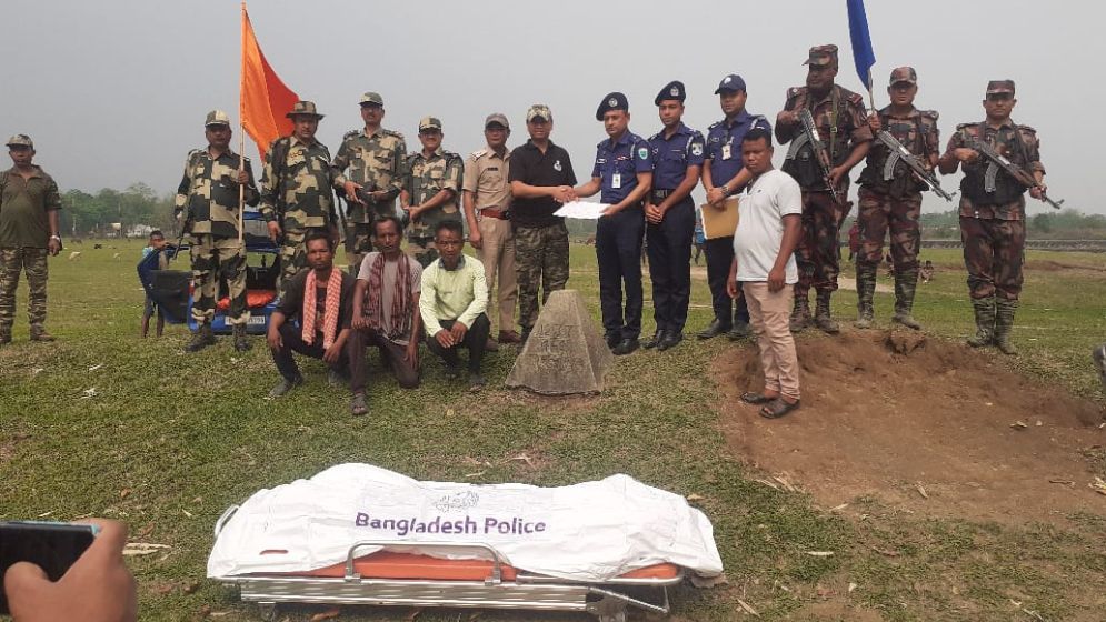 ইঁদুর মারার ফাঁদে নিহত ভারতীয় যুবকের লাশ হস্তান্তর