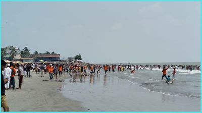 ঈদ উপলক্ষে কুয়াকাটায় পর্যটকদের ভিড়, ব্যবসায়ীদের মুখে হাসি