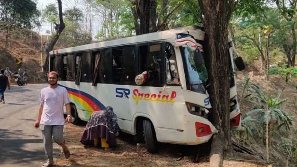 বান্দরবানে পর্যটকবাহী বাস দুর্ঘটনায় নারী-শিশুসহ আহত ২৫