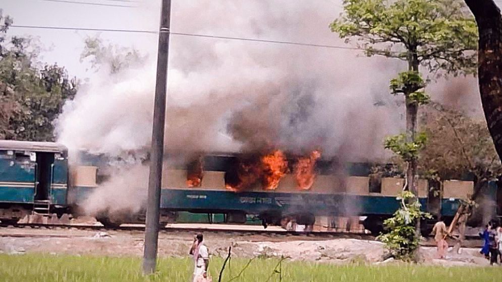গাজীপুরে ট্রেনের বগিতে আগুন